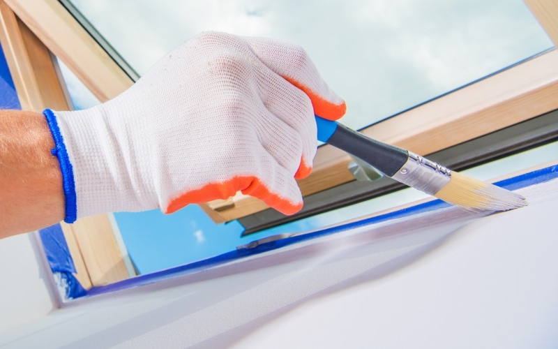 painting-window-frames-of-room-house